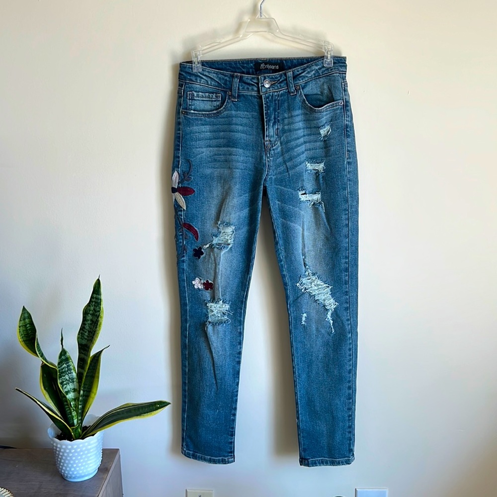 Embroidered Jeans 🌸